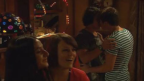 Australia, primo bacio gay nella soap opera in onda da 27 anni Neighbours Televisione Gay Video 