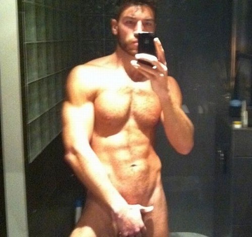 Valerio Pino nudo su Twitter (Foto) Gallery Gossip Gay 