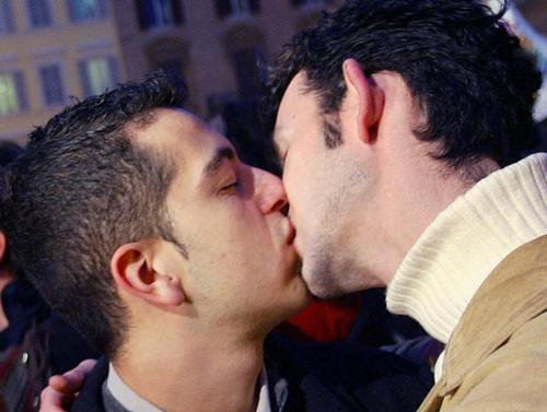 Mammoni: nessuna censura ai baci gay Primo Piano Televisione Gay 