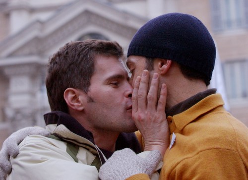 Mammoni: uno scapolo gay nel nuovo programma di Italia 1 GLBT News Televisione Gay 