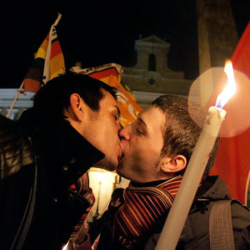 Bari, 219 coppie gay nel registro unioni civili Manifestazioni Gay Omofobia 