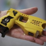 Omofobia: a scuola pistola stun gun contro i bulli Omofobia 