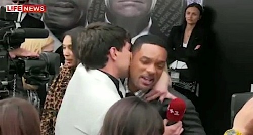 Will Smith schiaffeggia un giornalista per un tentato bacio gay Gossip Gay 