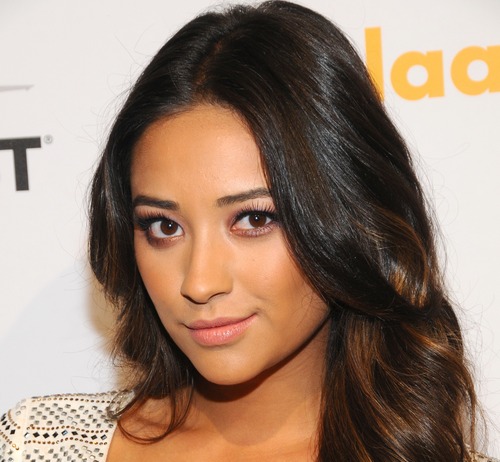 Shay Mitchell: "Sarebbe bello se l'omosessualità non fosse un problema per nessuno" Cultura Gay 