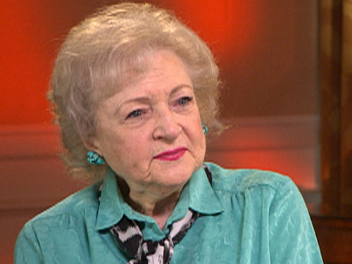 Betty White sul matrimonio gay: “Davvero non mi interessa sapere con chi si va a letto, conta essere brave persone” Icone Gay Interviste 