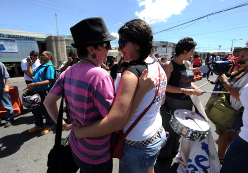 Costa Rica, corteo di attivisti gay marcia per i diritti lgbt GLBT News Manifestazioni Gay 