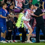 Euro 2012 gay: tifoso croato bacia l'allenatore Slaven Bilic Gallery Gossip Gay Primo Piano 