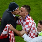 Euro 2012 gay: tifoso croato bacia l'allenatore Slaven Bilic Gallery Gossip Gay Primo Piano 