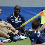 Mario Balotelli superdotato con bandierina (foto) Gallery Icone Gay 