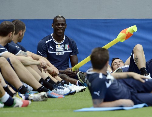 Mario Balotelli superdotato con bandierina (foto) Gallery Icone Gay 