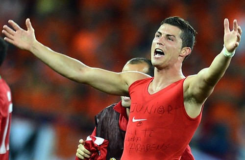 Euro 2012: Cristiano Ronaldo sexy in canotta rossa (foto) Gallery Icone Gay 