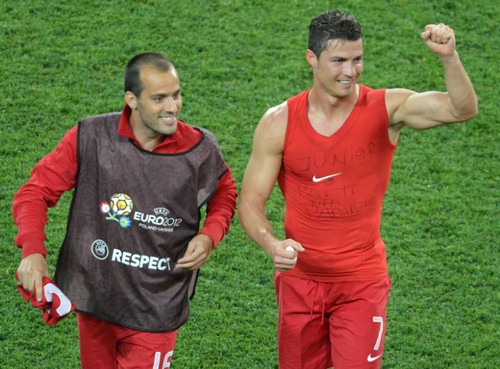 Euro 2012: Cristiano Ronaldo sexy in canotta rossa (foto) Gallery Icone Gay 