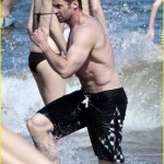 Hugh Jackman nudo al mare (foto) Gallery Icone Gay 