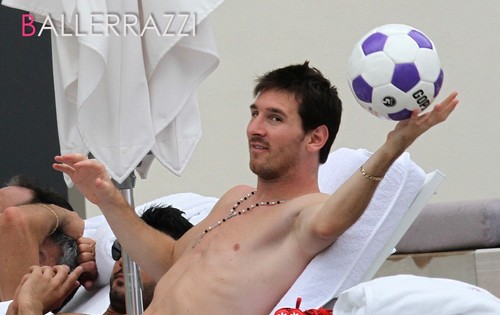 Lionel Messi hot al mare (foto) Gallery Icone Gay 