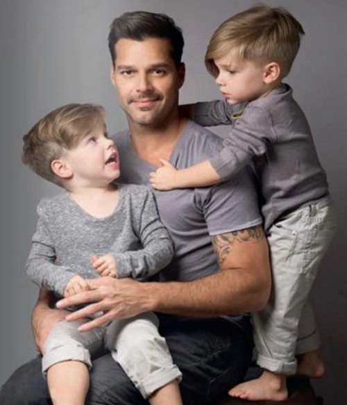 Ricky Martin: foto su Facebook con figli e compagno Gallery Gossip Gay 