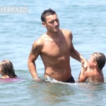 Francesco Totti in vacanza a Sabaudia (foto) Gallery Icone Gay 