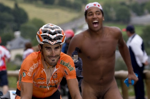 Tour de France: uomo nudo insegue Egoi Martinez (Foto) Gallery Icone Gay 