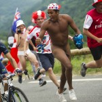 Tour de France: uomo nudo insegue Egoi Martinez (Foto) Gallery Icone Gay 