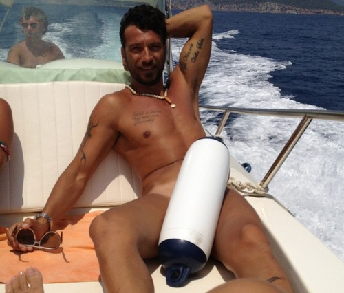 Costantino Vitagliano nudo in barca (Foto) Gossip Gay 