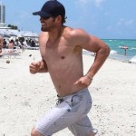 Kellan Lutz al mare con un costume trasparente (Foto) Gallery Gossip Gay 