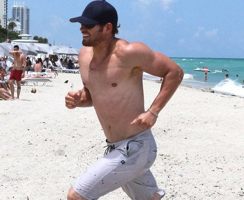 Kellan Lutz al mare con un costume trasparente (Foto) Gallery Gossip Gay 