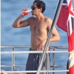 Adrien Brody si fa controllare il sedere dalla fidanzata Gossip Gay 