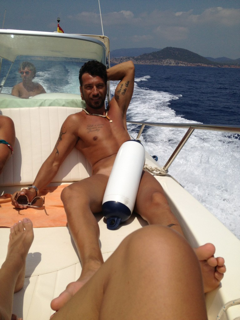 Costantino Vitagliano nudo in barca (Foto) Gossip Gay 