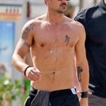 Colin Farrell a petto nudo per le vie di Rio (foto) Gallery Icone Gay 