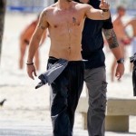 Colin Farrell a petto nudo per le vie di Rio (foto) Gallery Icone Gay 