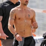 Colin Farrell a petto nudo per le vie di Rio (foto) Gallery Icone Gay 