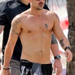 Colin Farrell a petto nudo per le vie di Rio (foto) Gallery Icone Gay 