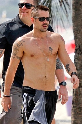 Colin Farrell a petto nudo per le vie di Rio (foto) Gallery Icone Gay 