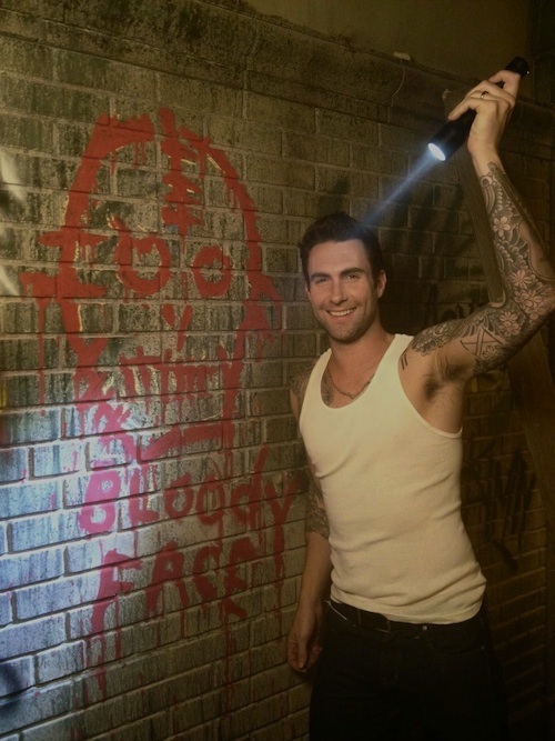 Adam Levine in canotta per American Horror Story 2 Icone Gay 