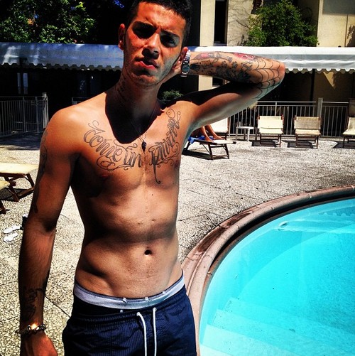 Emis Killa sexy fisico su Twitter (foto) Gallery Icone Gay 