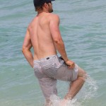 Kellan Lutz al mare con un costume trasparente (Foto) Gallery Gossip Gay 