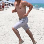 Kellan Lutz al mare con un costume trasparente (Foto) Gallery Gossip Gay 