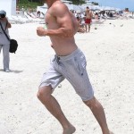 Kellan Lutz al mare con un costume trasparente (Foto) Gallery Gossip Gay 