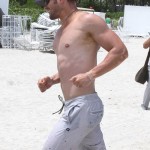 Kellan Lutz al mare con un costume trasparente (Foto) Gallery Gossip Gay 