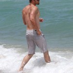 Kellan Lutz al mare con un costume trasparente (Foto) Gallery Gossip Gay 