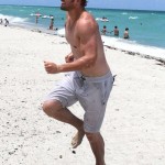 Kellan Lutz al mare con un costume trasparente (Foto) Gallery Gossip Gay 