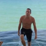 White Collar 4: Matt Bomer doccia sexy e bagno in piscina (video) Televisione Gay Video 