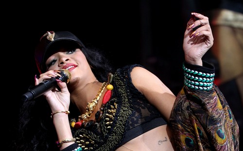 Rihanna a Capri: i fans italiani cantano Umbrella (video) Icone Gay Video 