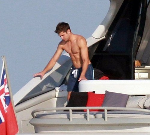 Zac Efron nudo a Saint Tropez (foto) Gallery Icone Gay 