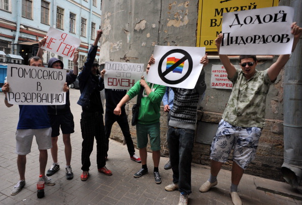 Omofobia, la Russia incoraggia i raid contro i gay Omofobia 