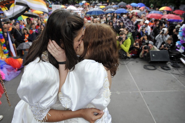 Baci saffici in risposta al presidio antigay di Forza Nuova Omofobia 