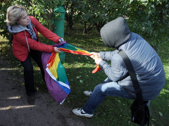 Omofobia, gas in locale gay russo Omofobia 