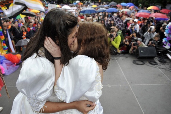 Nozze gay, la politica se ne lava le mani GLBT News Primo Piano 