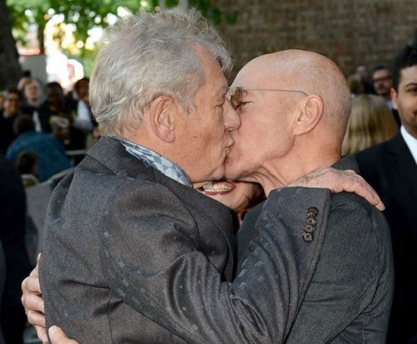 Bacio tra Ian McKellen e Patrick Stewart alla premiere di Mr Holmes GLBT News 