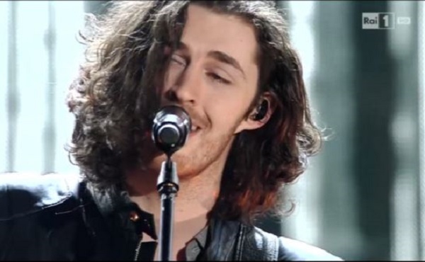 Hozier, cuori Rainbow e l'ignoranza italiana GLBT News Primo Piano Televisione Gay 