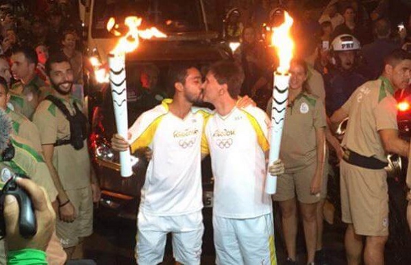 olimpiadi rio 2016 bacio gay durante staffetta